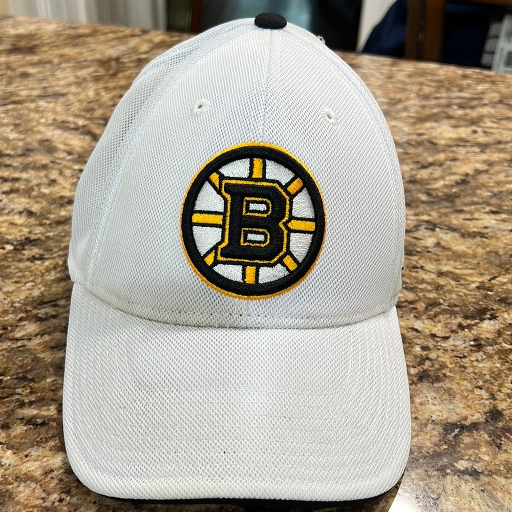 Boston Bruins Reebok fitted white hat - size s/m